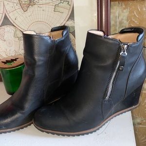 Black wedge boots